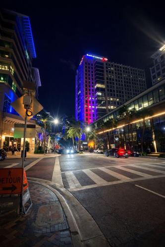 a city street at night with a lit up building at Ariia Fort Lauderdale Airport in Fort Lauderdale