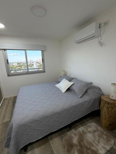 a bedroom with a large bed with a window at Torre Aymara 8C in Posadas