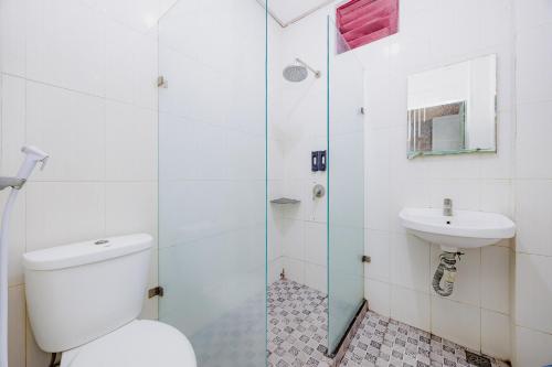 a bathroom with a toilet and a sink at Urbanview Hotel Executive Residence Semarang by RedDoorz in Candi