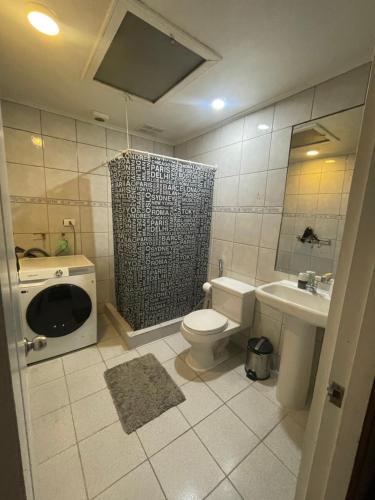 a bathroom with a shower and a toilet and a sink at Habitación donde Max in Valparaíso