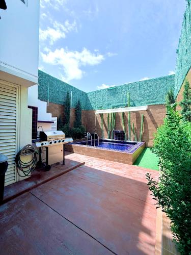 a backyard with a swimming pool and a house at Salvatierra Home in La Paz