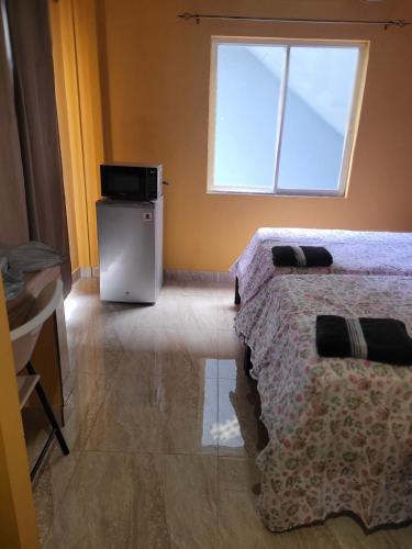 ein Zimmer mit zwei Betten und einem Fenster in der Unterkunft Riverside Inn in El Dorado