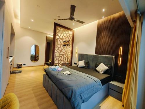 a bedroom with a large bed in a room at KakoonStudios Balcony Bliss in Ghaziabad