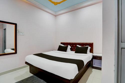 a bedroom with a large bed with a mirror at Super Collection O Patna Airport Formerly Hotel Shahi Mahal in Dānāpur