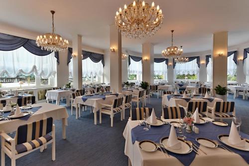 A restaurant or other place to eat at Parkhotel Golf Marianske Lazne