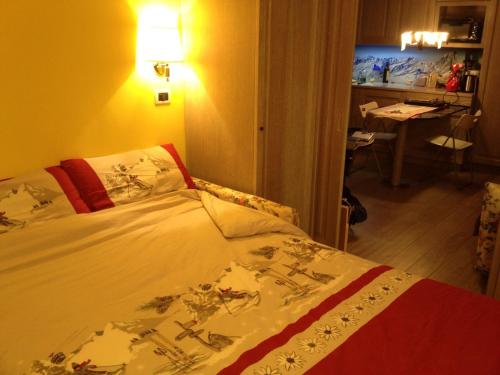 1 dormitorio con 1 cama y 1 dormitorio con mesa en Appartamento Chappelette, en Breuil-Cervinia