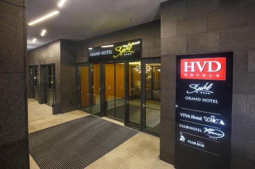a lobby of a building with a sign for a hotel at HVD Grand Hotel Suhl Business & Leisure in Suhl