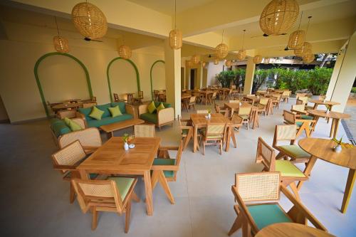 an overhead view of a restaurant with tables and chairs at Kingfisher Beach in Unawatuna