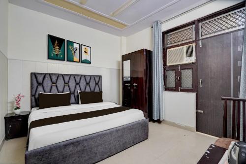 a bedroom with a large bed in a room at Super Hotel O Dwarka Mor Metro Station in New Delhi
