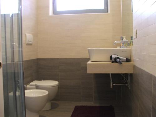 サン・フェリーチェ・チルチェーオにあるEdvige' S House in Residenceのバスルーム(洗面台、トイレ付)、窓が備わります。