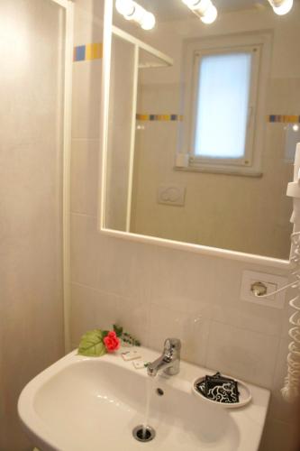 Camere Delfiniにあるバスルーム