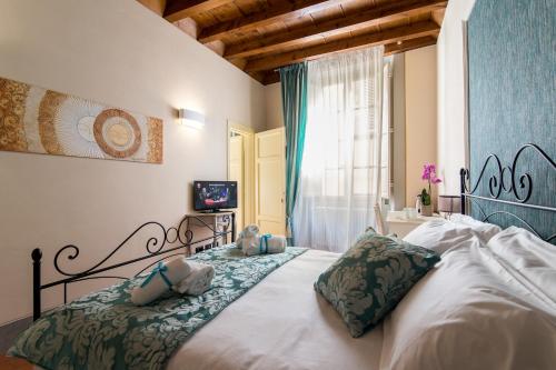 a bedroom with a bed and a television in it at B&B Residenza Di Via Fontana in Lucca