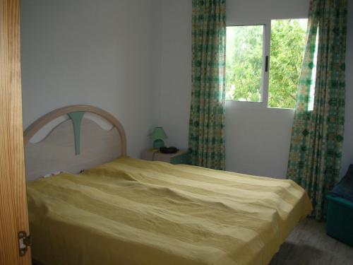 1 dormitorio con cama y ventana en Rosie Apartment, en Campoamor