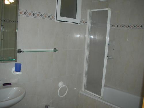 ein Bad mit einer Dusche und einem Waschbecken in der Unterkunft Rosie Apartment in Dehesa de Campoamor