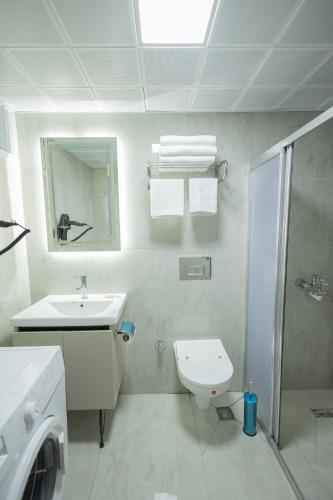 a bathroom with a toilet and a sink and a shower at Dedem Hotel Dinlenme Tesisleri-Sultanhanı in Sultanhanı