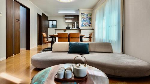 JIA Karin Osaka 嘉麟 Modern Luxury Private Villa Terrace 4 Bedrooms Sleeps Up to 11-12 Guests