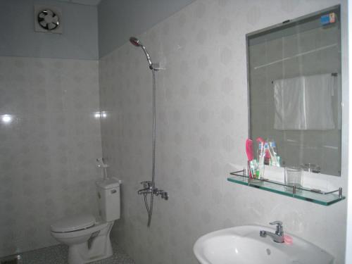 隆海的住宿－和蘇汽車旅館，带淋浴、卫生间和盥洗盆的浴室