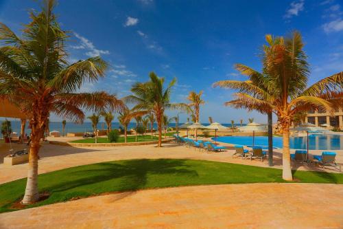 Bazén v ubytování Royal L'azure Resort nebo v jeho okolí
