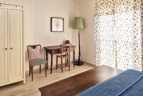 基耶西瑙扎內塞的住宿－Casa Esterina，一间卧室配有书桌、椅子和桌子