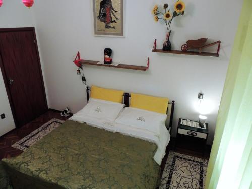 ラヴェンナにあるDomus Del Bizantinoの小さなベッドルーム(ベッド1台、枕2つ付)