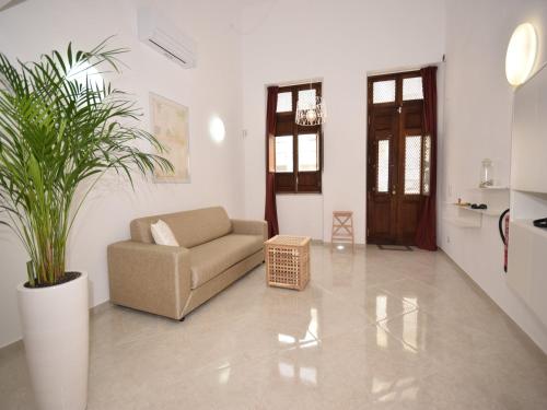 a living room with a couch and a plant at Peaceful Algarve Getaway in Olhão