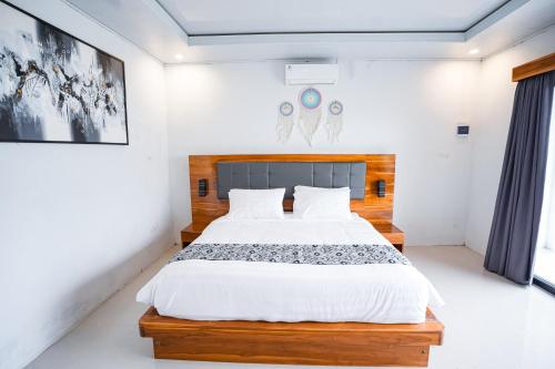 a bedroom with a large bed in a room at Villa Jepun Segara Giri in Kubupenlokan