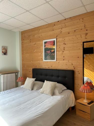 Llit o llits en una habitació de Hôtel l'Annexe