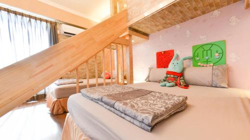 台東市的住宿－民宿庫，一间带两张床的卧室和楼梯