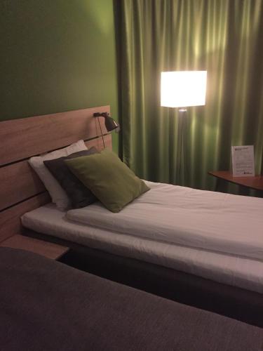 Ένα ή περισσότερα κρεβάτια σε δωμάτιο στο Hotell Entré Norr
