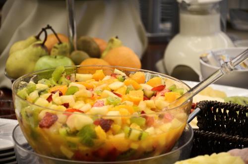 Una ensalada en un recipiente de vidrio sobre una mesa. en Hotel Iruña, en Mar del Plata