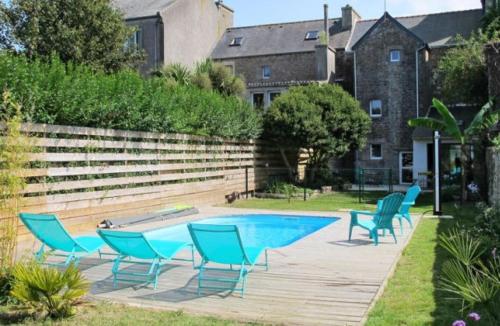 Charming vacation home with private pool, close to shops and sea
