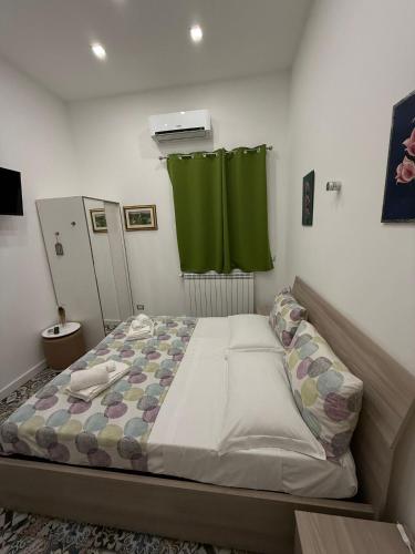 a bedroom with a bed with a green curtain at B&B Flora in Piazza Armerina