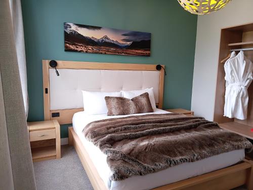 a bedroom with a large bed with a blanket at Silverstone Lodge in National Park
