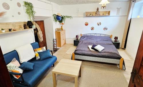 a bedroom with a bed and a couch at Oscar Apartman Rezi in Rezi
