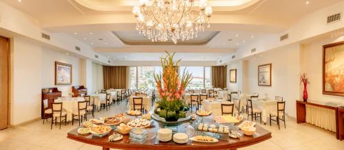 Comida en o cerca de este hotel