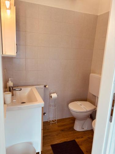 a small bathroom with a toilet and a sink at -Ortaflats- Appartamento Gli Archi in Orta San Giulio