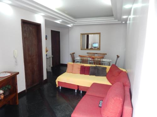 sala de estar con sofá y mesa en Apartamento Praia do Forte, en Cabo Frío