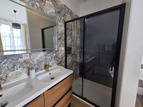 a bathroom with a sink and a shower at G4 - Appartement 2 ch Climatisé Centre Angoulême in Angoulême