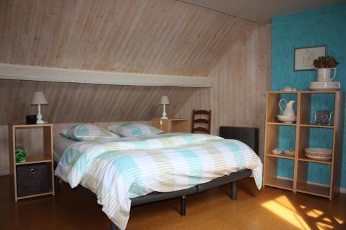 een slaapkamer met een bed en een houten plafond bij Vakantiewoning Cosy Corner in Ieper