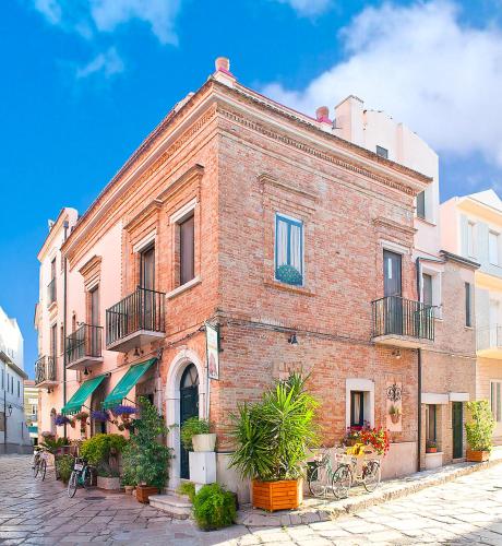 レージナにあるB&B Liu' Palazzo Ducaleの赤レンガ造りの建物