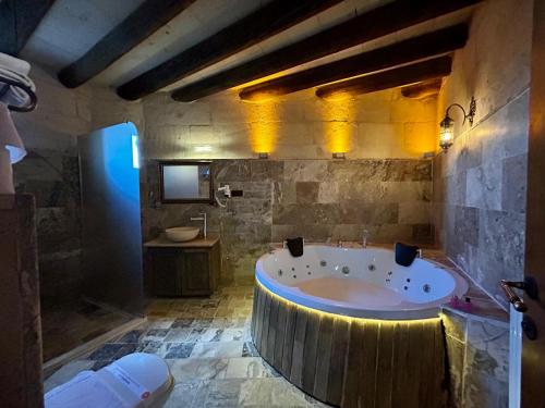 ein großes Badezimmer mit einer großen Badewanne in einem Zimmer in der Unterkunft Avanos Suites in Avanos