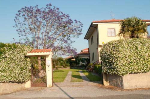 ein Haus mit einem Tor und Büschen davor in der Unterkunft B&B Villa dei Fiori in SantʼEufemia Lamezia