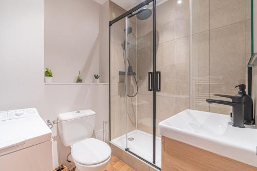 a bathroom with a shower and a toilet and a sink at Le Chic, en hypercentre au calme in Limoges