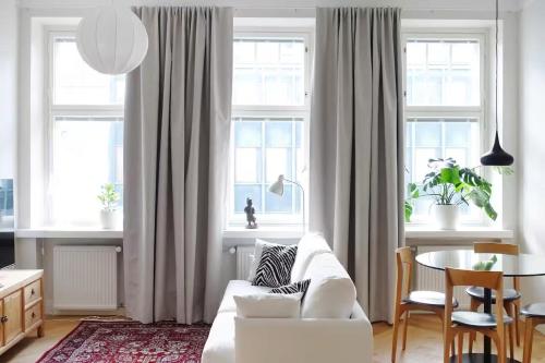 Foto Stylish Design Studio Next to The Parliament House by Nordic Stay Collection 4