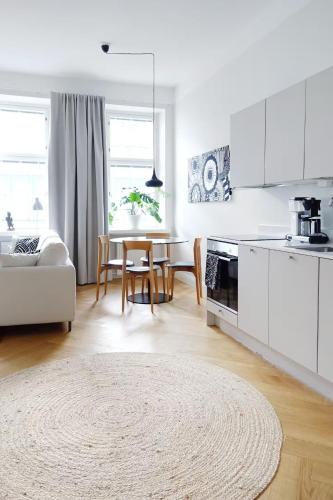 Foto Stylish Design Studio Next to The Parliament House by Nordic Stay Collection 1