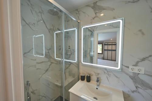 a bathroom with a shower and a sink and a mirror at Villa Meraki experiencia in San Miguel de Corneja
