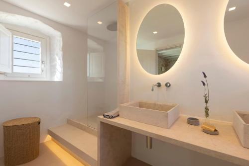 a bathroom with a sink and a mirror at Villa Caelia in Santa Maria