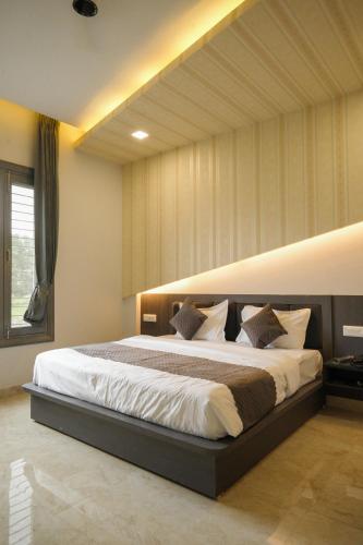a bedroom with a large bed in a room at The Carnation Mound in Haldwāni