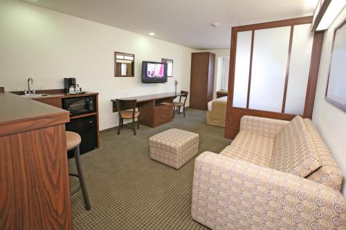TV a/nebo společenská místnost v ubytování Microtel Inn and Suites by Wyndham Ciudad Juarez, US Consulate