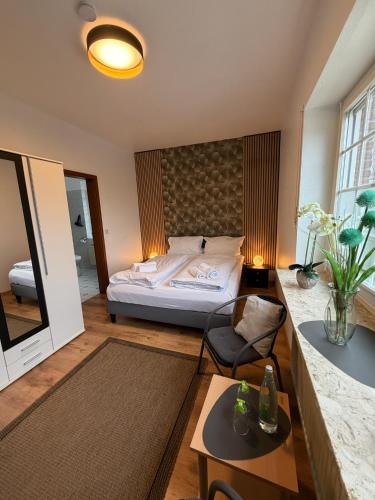 ein Schlafzimmer mit Bett und ein Wohnzimmer in der Unterkunft Staytopus Pension - Heidepark, Kartbahn, Sauna ink, Garden, BBQ in Schneverdingen